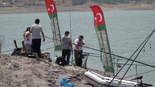 Sındırgı’da balıkçılar baraj gölünde kıyasıya yarıştı
