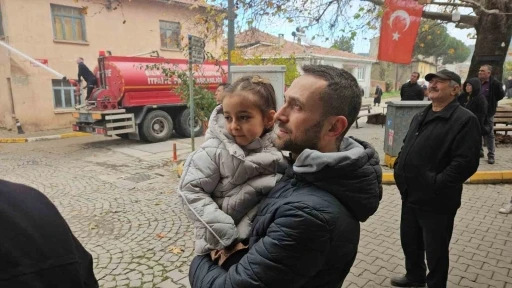 Sındırgı’da evlerinin yıkılışını hüzünlü gözlerle izlediler
