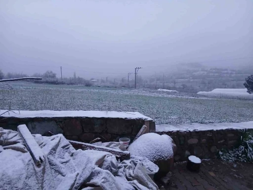 Sındırgı&rsquo;nın y&uuml;ksek kesimlerinde kar, merkezde yağmur etkili oldu
