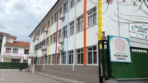 Sınıfın d&uuml;şen tavan sıvası 3 &ouml;ğrenciyi yaraladı
