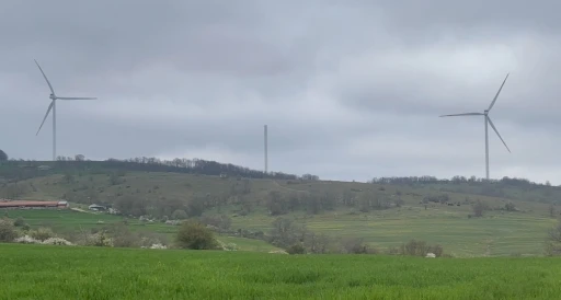 Sınır hattında r&uuml;zgar t&uuml;rbini par&ccedil;alandı: Şiddetli r&uuml;zgar k&ouml;yde paniğe yol a&ccedil;tı
