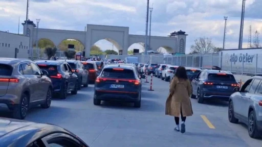 Sınır kapısında 23 Nisan yoğunluğu: Saatlerdir karşıya ge&ccedil;meyi bekliyorlar
