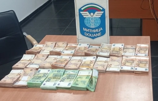 Sınır kapısında beyan edilmemiş 86 bin 260 euro ele ge&ccedil;irildi
