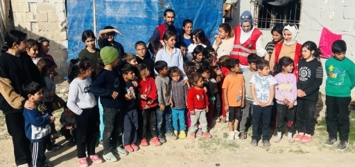 Sınırda 500 çocuk bayramlık elbise ve ayakkabı sevinci yaşadı
