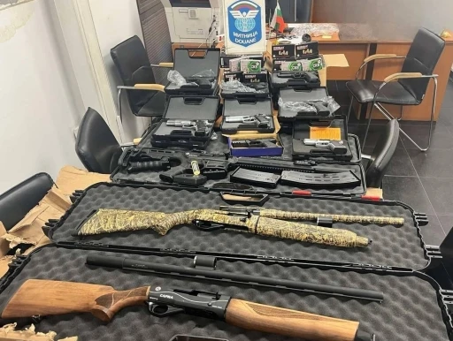 Sınırda &ccedil;ok sayıda ka&ccedil;ak silah ve mermi yakalandı
