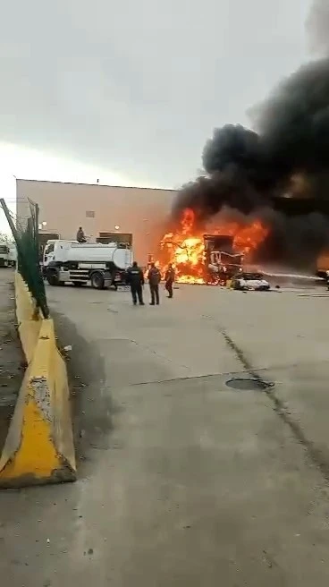 Sınırda korkutan patlama: Tır k&uuml;le d&ouml;nd&uuml;
