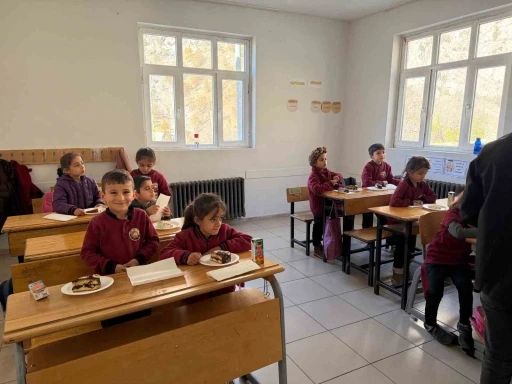 Sınırdaki öğrencilere pasta sürprizi
