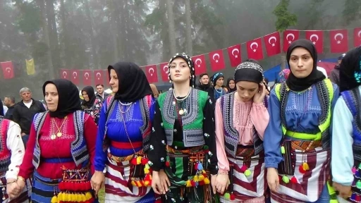 Sinlice K&ouml;y&uuml; 27. G&ouml;ll&uuml;alan Şenlikleri sis ve yağmur altında d&uuml;zenlendi
