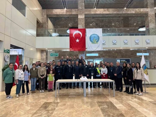 Sinop Havalimanı’nda görev yapan polislere sürpriz kutlama
