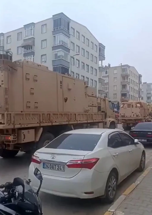Sinop&rsquo;ta askeri sevkiyat anları kamerada: &Ouml;zg&uuml;r &Ouml;zel&rsquo;in "balıklar &uuml;rk&uuml;yor" s&ouml;zlerine ironik g&ouml;nderme
