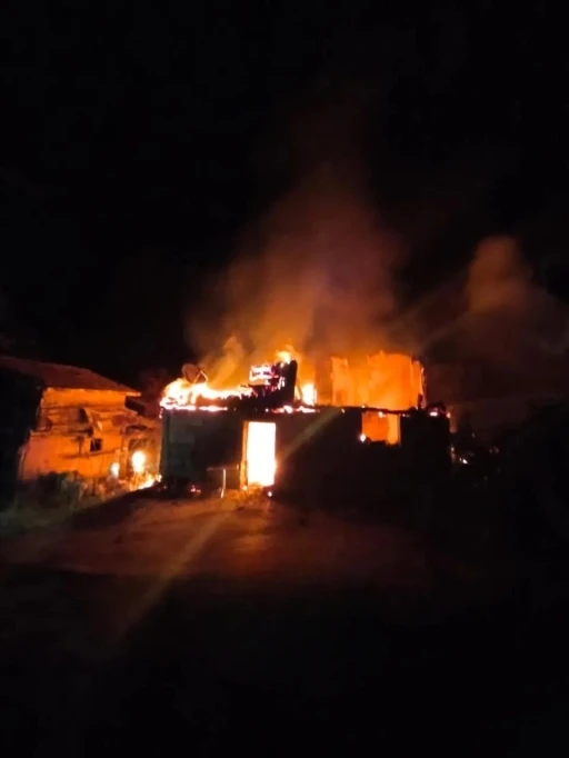Sinop&rsquo;ta &ccedil;ıkan yangında ev k&uuml;le d&ouml;nd&uuml;
