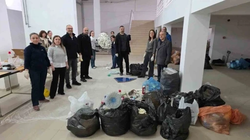 Sinop&rsquo;ta denizin &ccedil;&ouml;p&uuml; at&ouml;lyede sanata d&ouml;n&uuml;ş&uuml;yor
