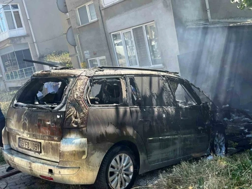 Sinop’ta garajda park halinde duran araç alevlere teslim oldu
