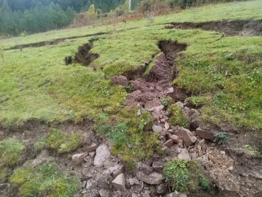 Sinop’ta heyelan mağduru olduğunu ileri süren vatandaş, toprağın kaldırılmasını ve önlem alınmasını istedi
