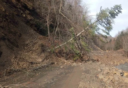 Sinop&rsquo;ta heyelan nedeniyle ulaşım durdu
