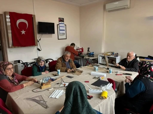 Sinop&rsquo;ta huzurevi sakinleri, ceviz kabuğu ile minyat&uuml;r eşyalar &uuml;retiyor
