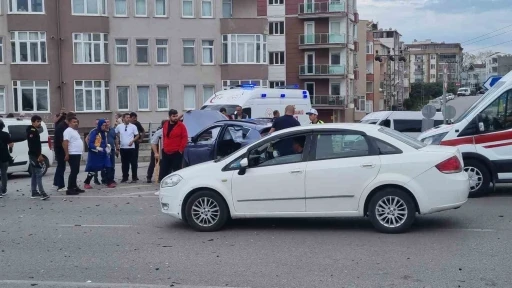 Sinop’ta iki otomobil çarpıştı: 2 yaralı
