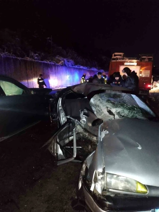 Sinop&rsquo;ta iki otomobil kafa kafaya &ccedil;arpıştı: 2 &ouml;l&uuml;, 3 yaralı
