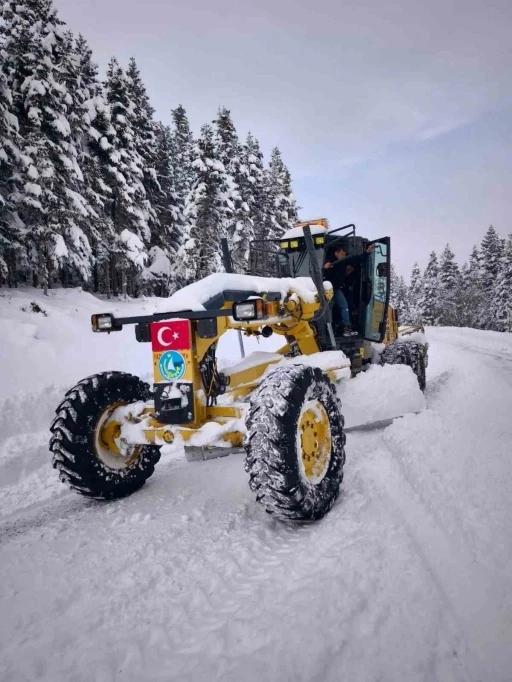 Sinop&rsquo;ta karla m&uuml;cadele: 4 bin km yol a&ccedil;ıldı
