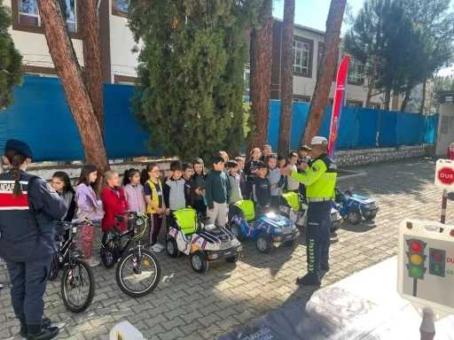 Sinop&rsquo;ta minikler trafiği eğlenerek &ouml;ğrendi
