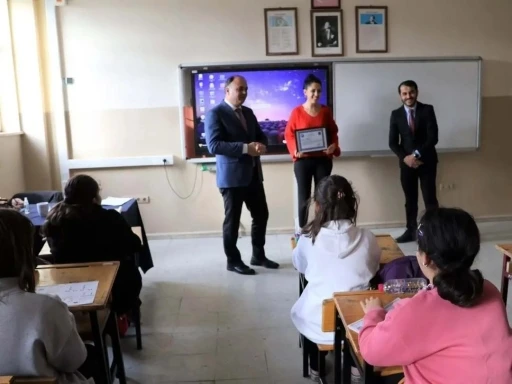 Sinop&rsquo;ta &ouml;ğrenciler i&ccedil;in g&ouml;n&uuml;ll&uuml; &ccedil;alışan &ouml;ğretmen &ouml;d&uuml;llendirildi
