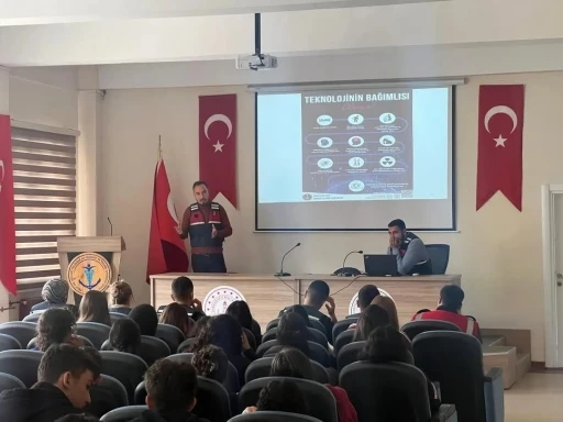Sinop&rsquo;ta &ouml;ğrenciler siber tehlikelere karşı bilgilendirildi
