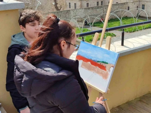 Sinop’ta öğrenciler tarihi yapıları resmetti
