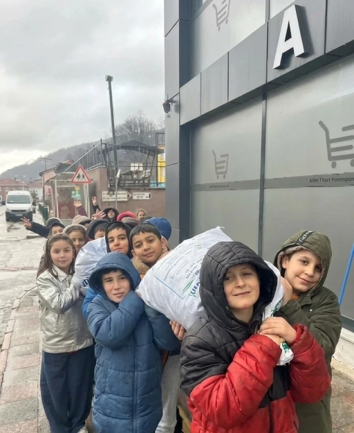 Sinop&rsquo;ta &ouml;ğrenciler topladıkları mavi kapakları derneğe g&ouml;nderdi
