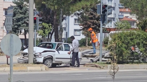 Sinop’ta otomobil aydınlatma direğine çarptı: 1 yaralı
