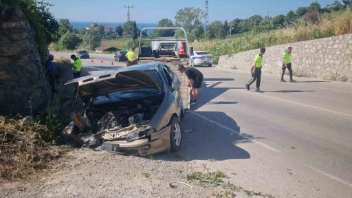 Sinop’ta otomobil duvara çarptı: 1’i bebek 3 yaralı
