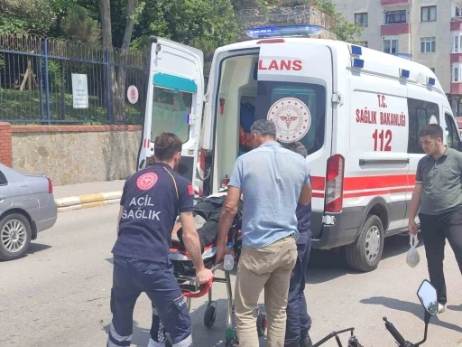 Sinop’ta otomobille çarpışan motosikletteki 2 kişi yaralandı
