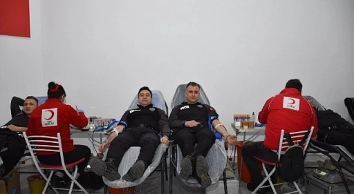 Sinop’ta polisten kan bağışı
