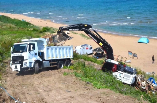 Sinop&rsquo;ta sahildeki ka&ccedil;ak yapılara yıkım operasyonu
