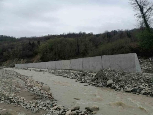 Sinop’ta sel felaketinin ardından yapılan taşkın kontrol duvarları su görmeden dökülmeye başladı
