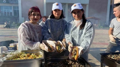 Sinop&rsquo;ta şenlikte 1 ton hamsi t&uuml;ketildi
