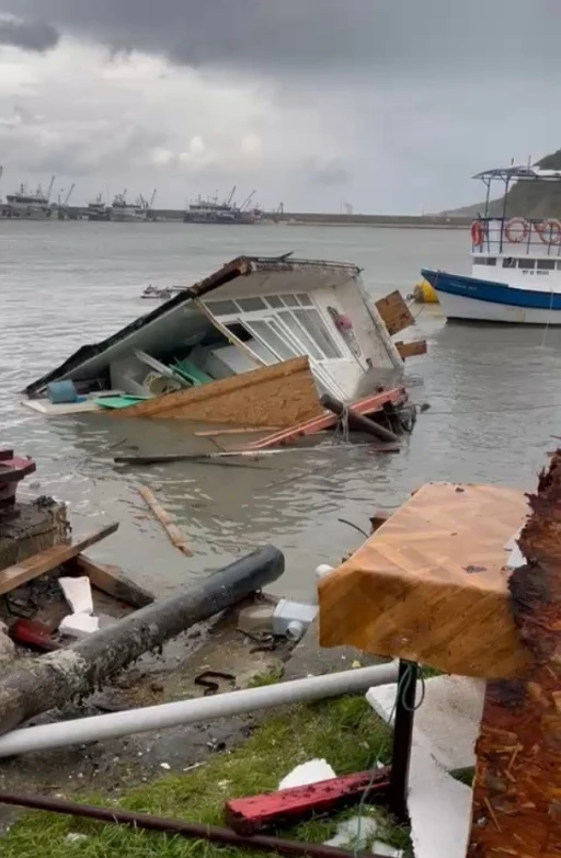Sinop&rsquo;ta şiddetli fırtına, balık&ccedil;ı barınağına zarar verdi
