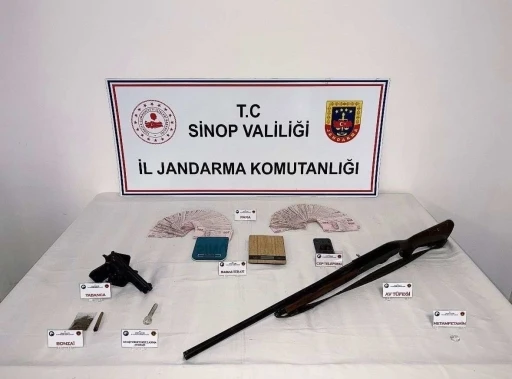 Sinop&rsquo;ta uyuşturucu operasyonu: 2 ş&uuml;pheli tutuklandı
