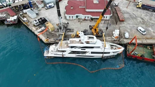 Sinop&rsquo;ta yan yatan l&uuml;ks yat kurtarıldı
