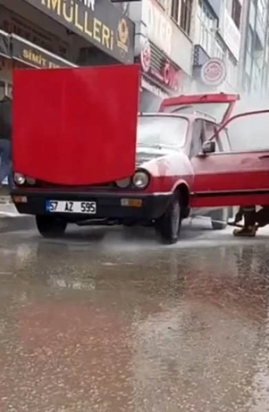 Sinop&rsquo;ta yanan otomobile esnafın m&uuml;dahalesi faciayı &ouml;nledi
