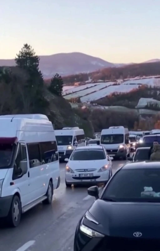 Sinop&rsquo;ta yol buz tuttu, ara&ccedil;lar yolda kaldı
