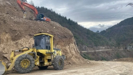 Sinop&rsquo;ta yol g&uuml;venliği i&ccedil;in kayalar kırılıyor
