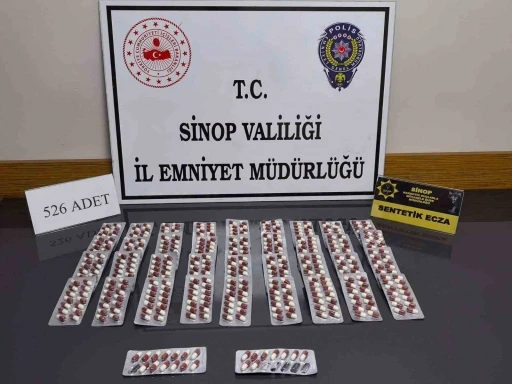 Sinop’ta zehir tacirlerine darbe: 526 sentetik ecza ile yakalanan 2 şüpheli tutuklandı
