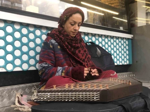 Sıra dışı m&uuml;zik aleti ile sokakta sanatını devam ettiriyor
