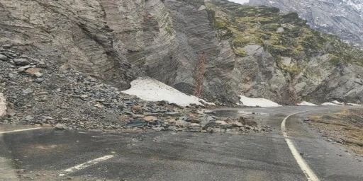 Şırnak-Beyt&uuml;şşebap yolundaki heyelan nedeniyle trafik akışı durdu
