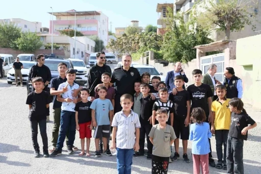 Şırnak Emniyet Müdürü Sazak çocuklarla oyun oynayıp esnafla sohbet etti
