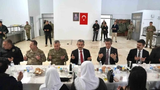 Şırnak protokol&uuml; şehit emanetleri ile aynı sofrada
