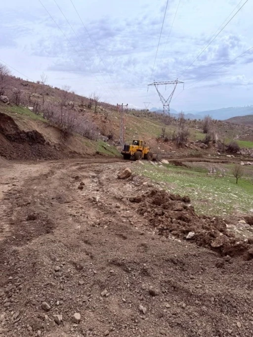 Şırnak&rsquo;ta 18 k&ouml;y yolunda &ccedil;alışmalar s&uuml;r&uuml;yor
