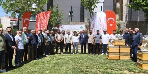 Şırnak&rsquo;ta 25 &uuml;reticiye y&uuml;zde 75 hibeli arıcılık ekipmanı dağıtıldı
