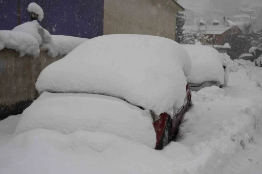 Şırnak&rsquo;ta ara&ccedil;lar kar altında kayboldu
