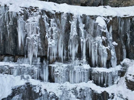 Şırnak&rsquo;ta buz sarkıtları dronla g&ouml;r&uuml;nt&uuml;lendi
